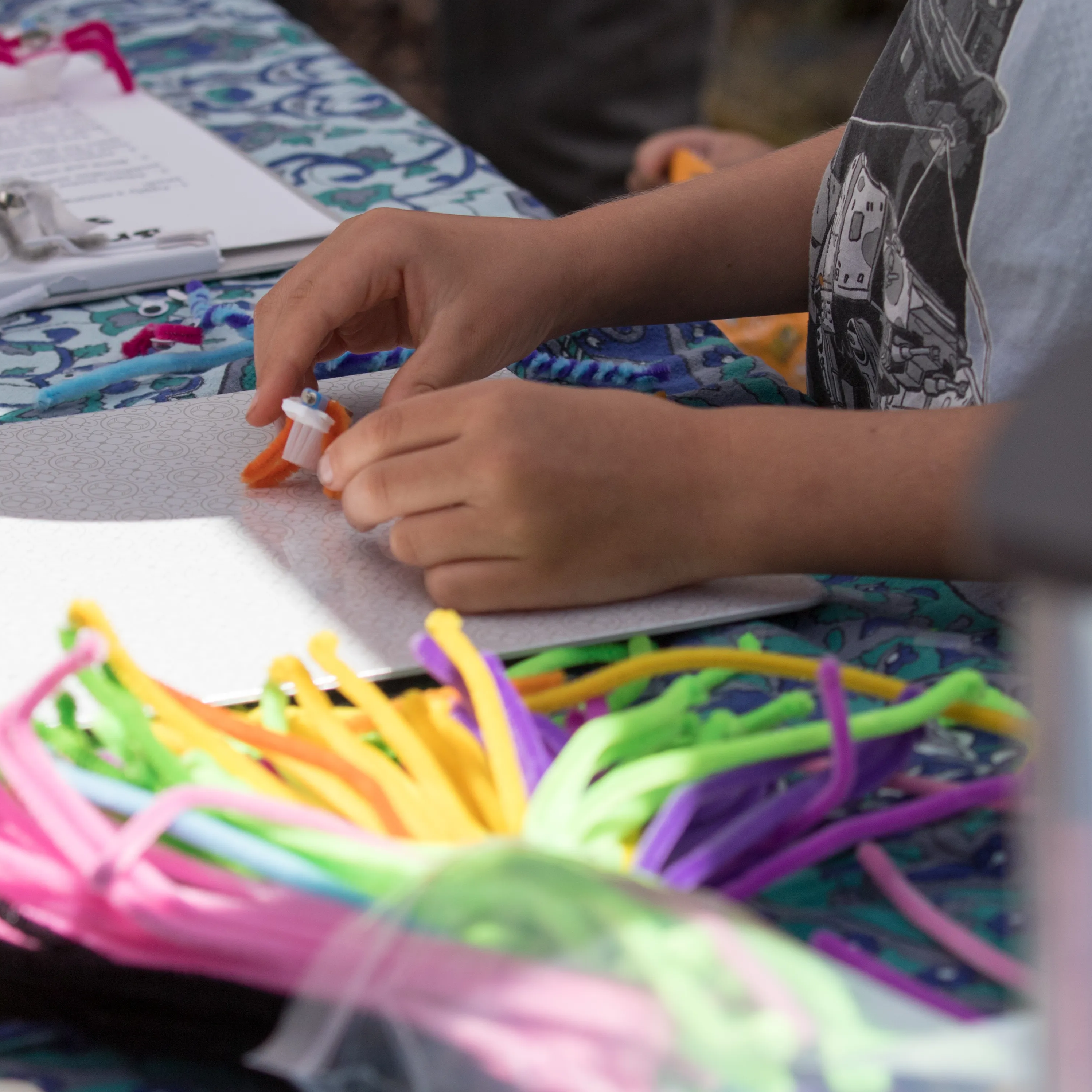 Progressive-elementary-school-in-marin-with-arts Image of a student in San Anselmo creating art with pipe cleaners